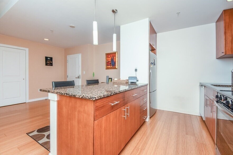 Building Photo - 16 Miner St