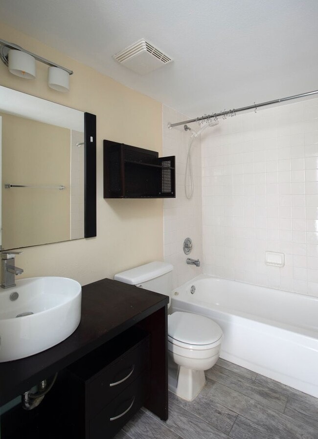 Building Photo - 2 bedroom 2 bathroom in Las Salinas Condo Association