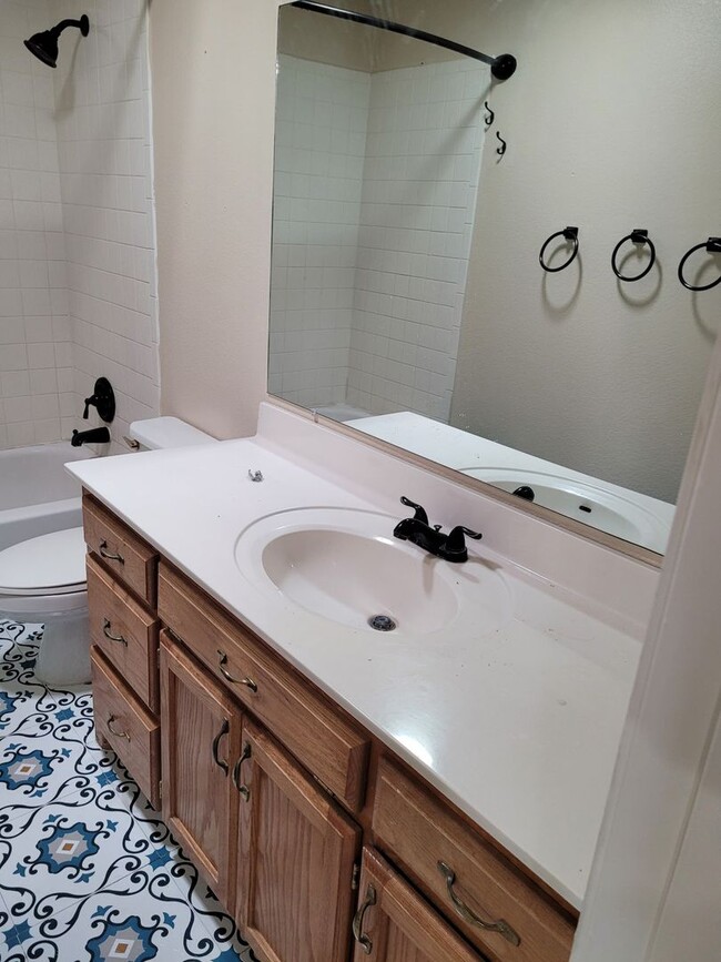 Building Photo - Charming 4-Bedroom Home in a Prime Location!