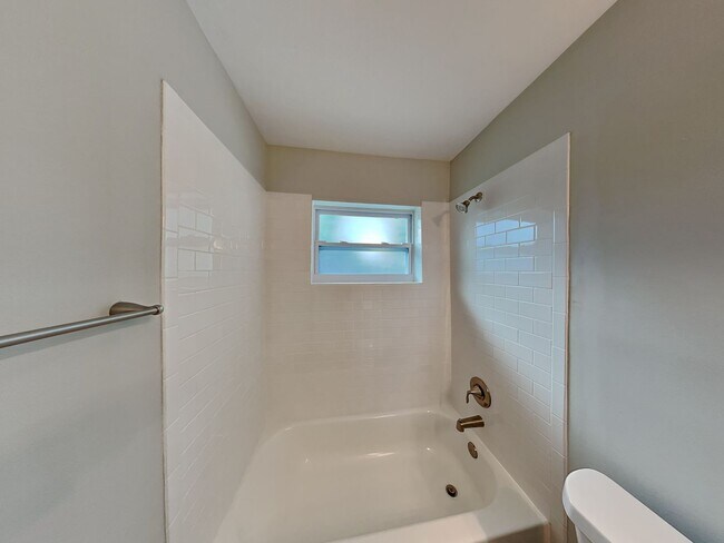 Building Photo - Charming 3-Bed Home in Spring Hill