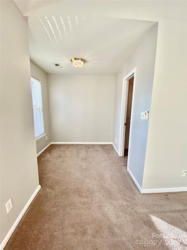 Building Photo - 605 Queenswater Ln
