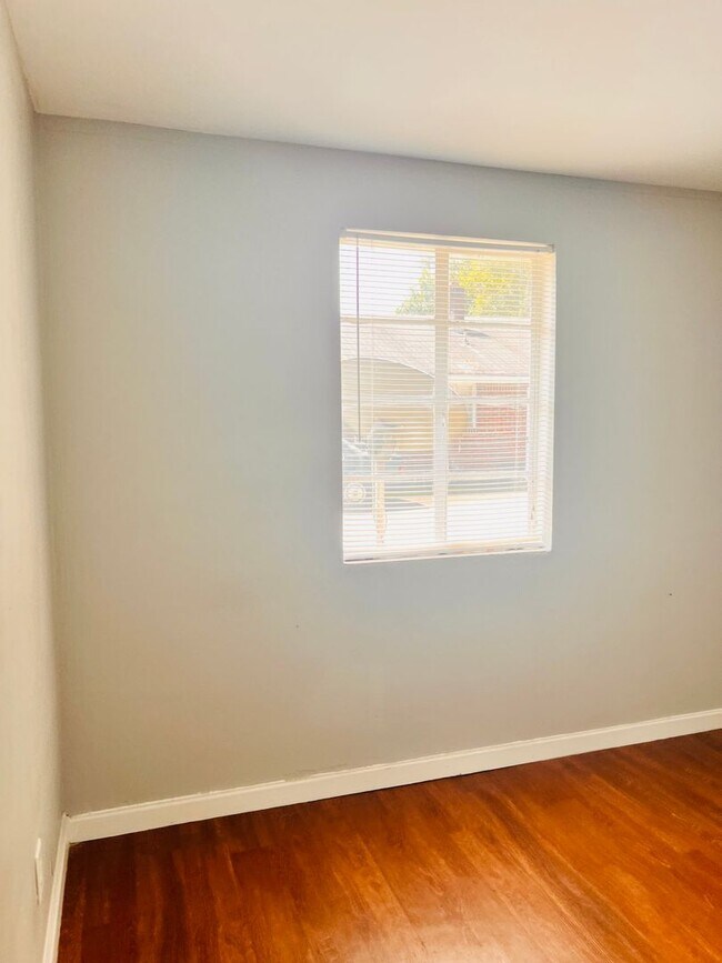 Building Photo - 2 Bedroom, 1 Bath in West Columbia
