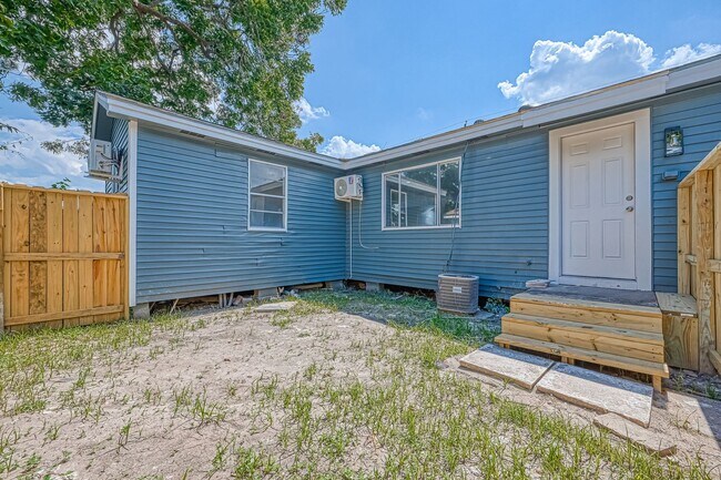 Building Photo - 6715 Victoria St