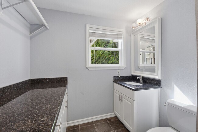 Building Photo - 3bd/2.5ba Bellevue Home