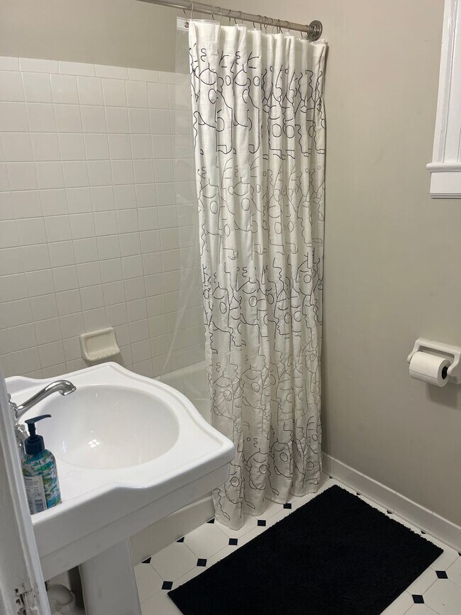 Building Photo - Quaint apartment in convenient location