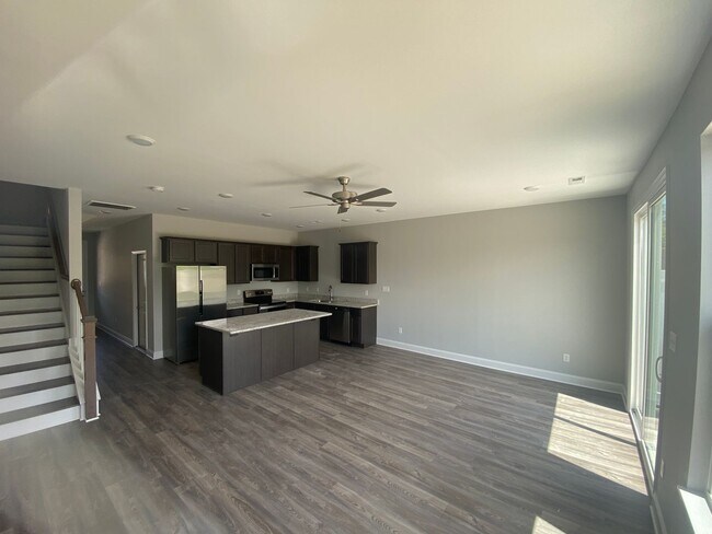 Building Photo - Spacious 3BR Townhome with Modern Finishes & Lawn Care Included!