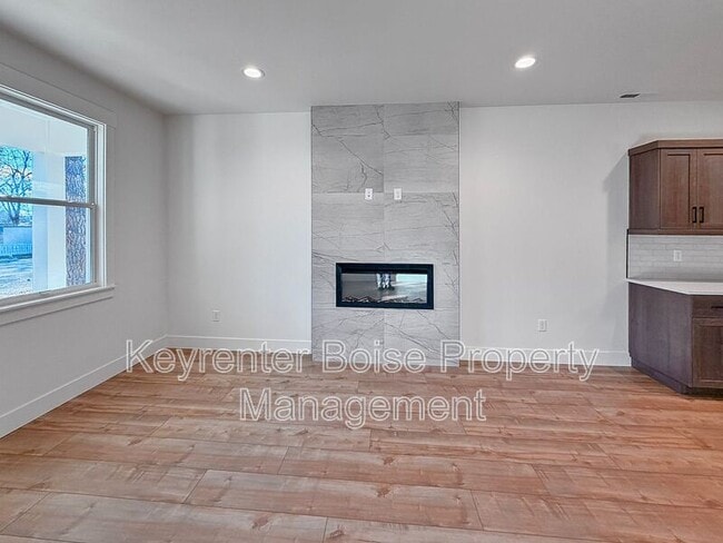 Building Photo - 622 E Krall St