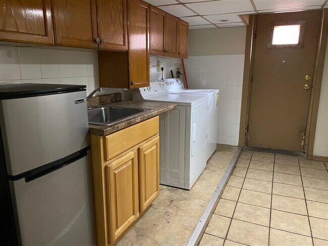 Building Photo - 163 Jewett Ave