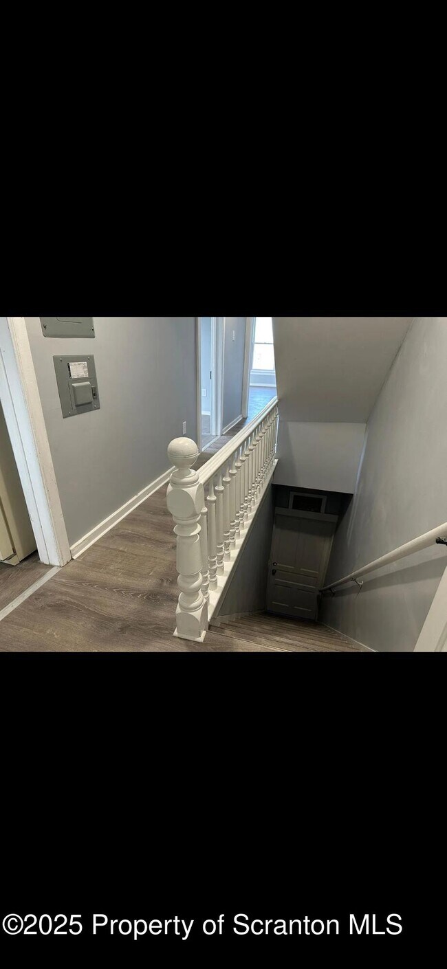 Building Photo - 618 Gibbons St