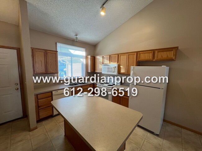 Building Photo - Townhouse Available May 1, Vaulted Ceiling...