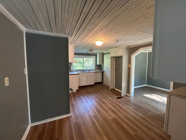 Building Photo - Beautifully Renovated 3-Bedroom Home with Expansive Yard and Private Deck in Graysville