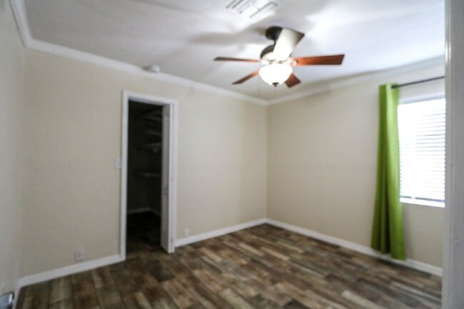 Building Photo - 3 bedroom, 2.5 bathroom home is in a highly sought-after neighborhood in the heart of South Tampa...