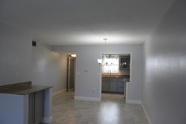 Dining Area - 315 Saint Andrews Blvd