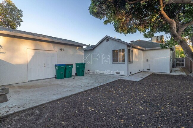 Building Photo - 325 E Mariposa Ave