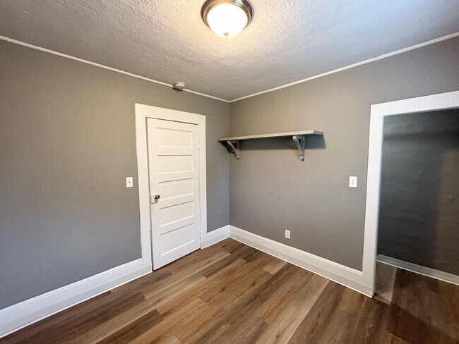 Building Photo - Adorable Sellwood 1 Bedroom with - Updated...