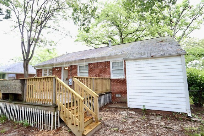 Building Photo - 3006 Manor Dr
