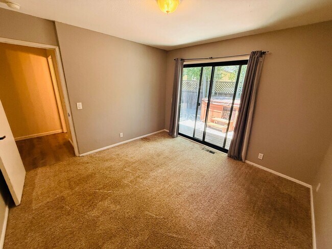 Building Photo - Pet Friendly 4 bed 2 bath house for rent at 1222. Jobs Peak