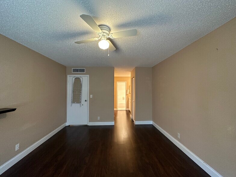 Building Photo - 4158 Inverrary Dr
