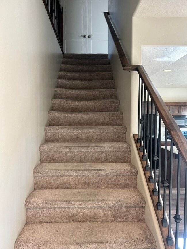 Building Photo - BEAUTIFUL TOWNHOME!