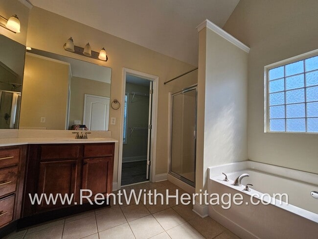 Building Photo - Amazing 4 Bedroom/ 3 Bath Home / Attention...