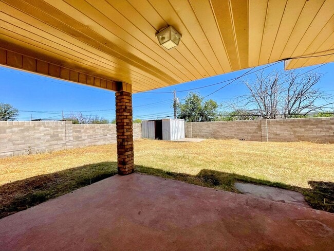 Building Photo - Comfortably Updated 4-Bedroom 2-Bathroom O...