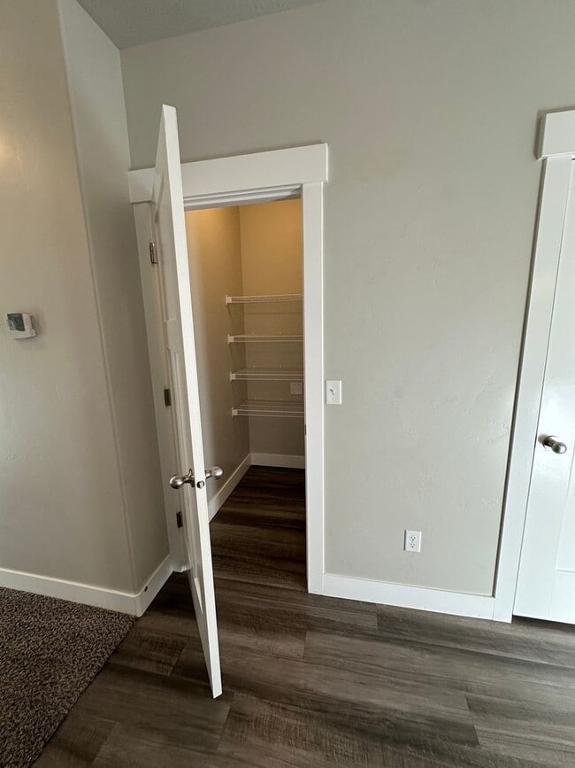 Building Photo - Bright and Modern 3 Bed Condo in Prime Location with Pool & Clubhouse!!