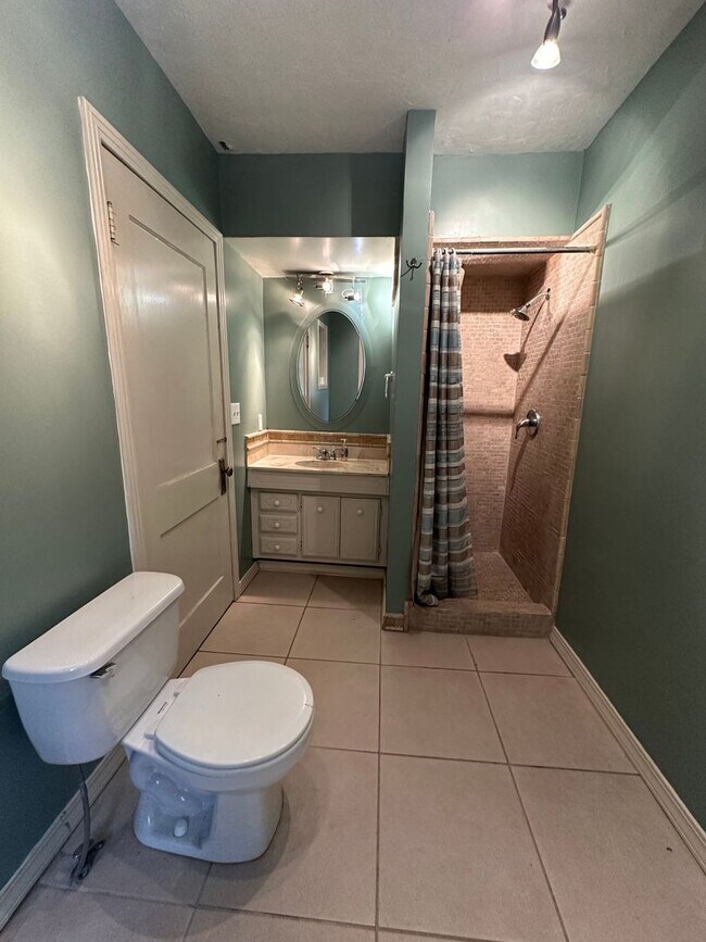Building Photo - Charming 2bedroom could use one of the roo...