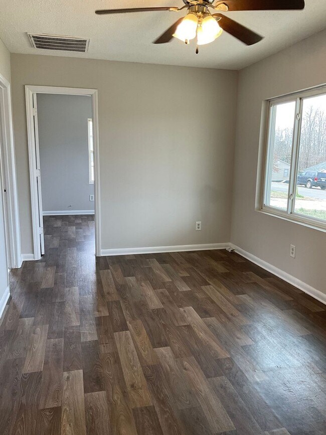 Building Photo - 1043 Mountain Crest Dr