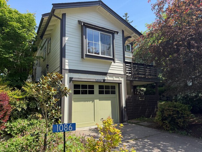 Building Photo - Lovely Cottage Home and Property Located in The Highlands in Langley!