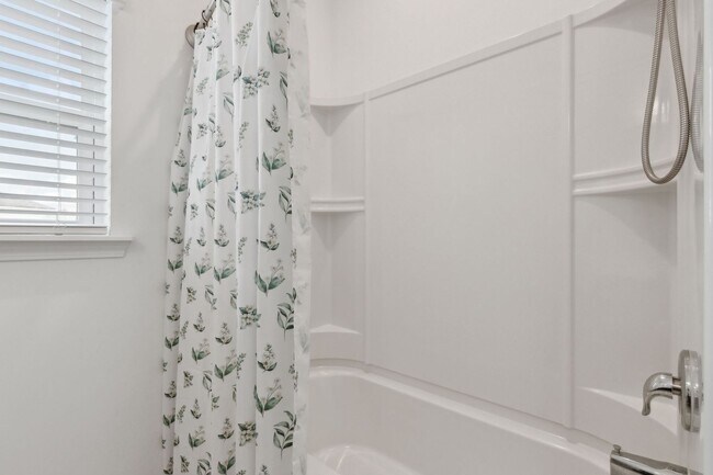 Building Photo - Spacious 5-Bedroom Home with Office, Den & Included Electric!