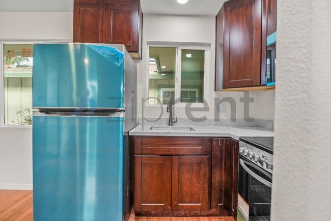 Building Photo - 4564 Angeles Ave