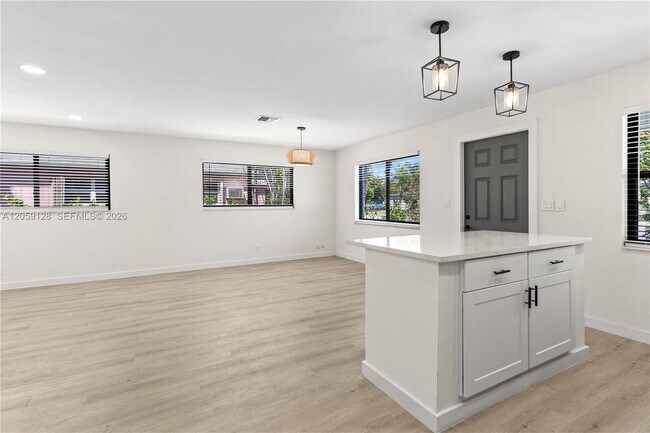 Building Photo - 328 SW 11th Ave