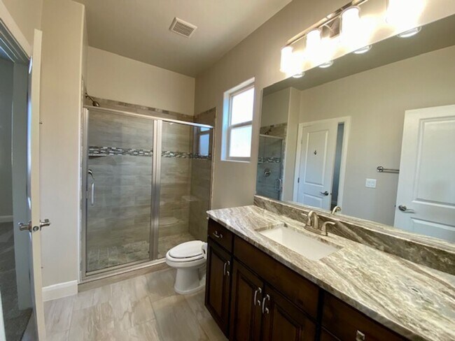 Building Photo - SPACIOUS HOME FOR RENT!