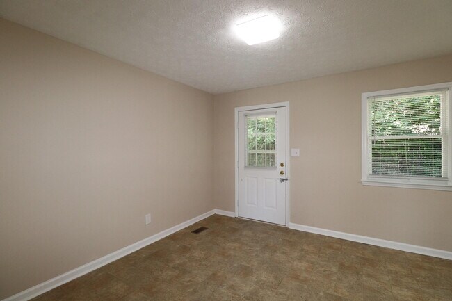 Building Photo - 212 Foxwood Dr
