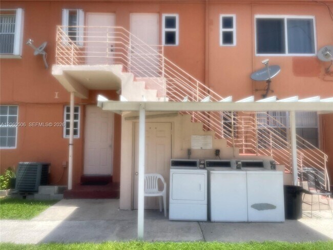 Building Photo - 3430 SW 10th St