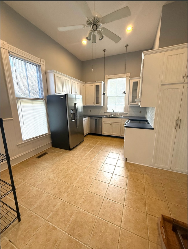 Building Photo - 2 bed/ 2 bath downtown home!