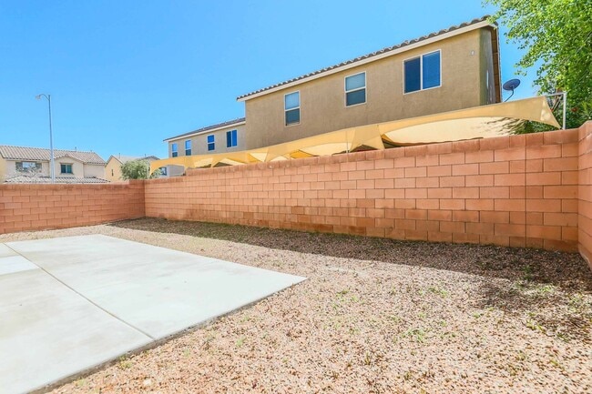 Building Photo - Charming 4 Bedroom Home in Gated Community with Community Pool & Courtyard Entry!