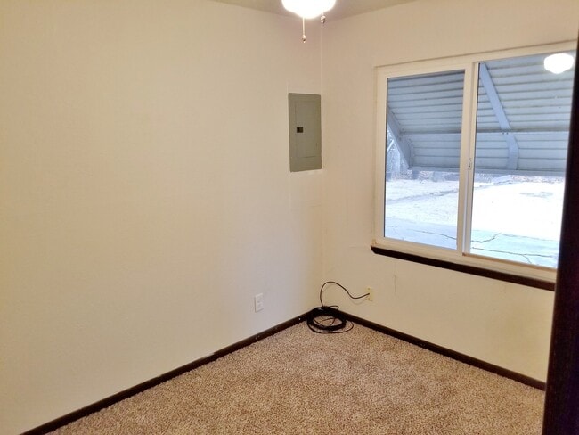 Building Photo - Very nice 3BR Rancher with appliances near Shunga Trails!