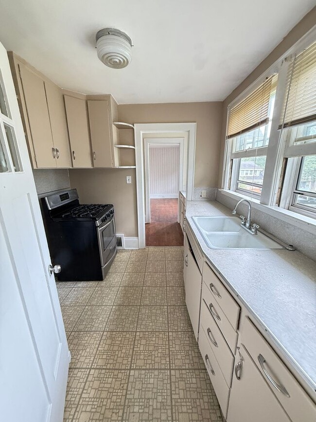 Building Photo - Well-Maintained 2-Bed Near Transit and Dow...