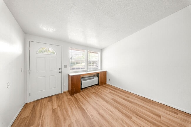 Building Photo - 600 N 2450 E