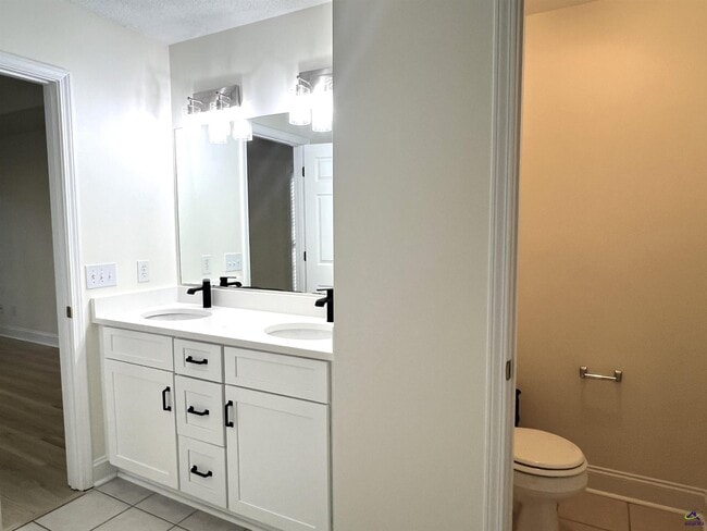 Building Photo - 134 Stone Brooke Dr