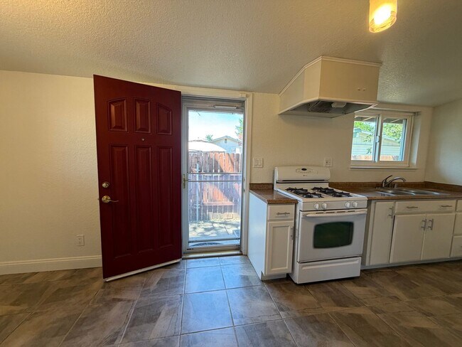 Building Photo - Adorable 3 bedroom 2 bath bungalow in Rosemont