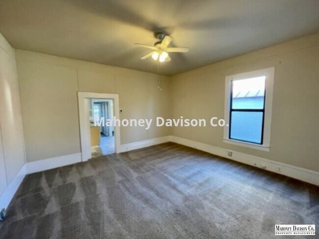 Building Photo - Westside duplex 1 bdrm + den/1 bath, insid...