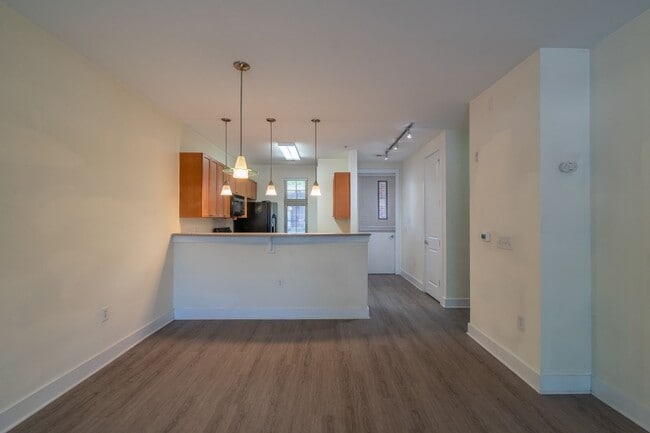 Building Photo - Wonderful 2bd/2bth uptown condo! lots of space in a beautiful building