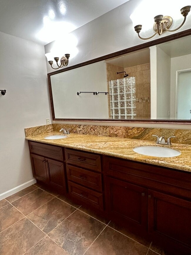 Building Photo - Spacious, Upgraded, 3 Bedroom 2.5 Bath Con...