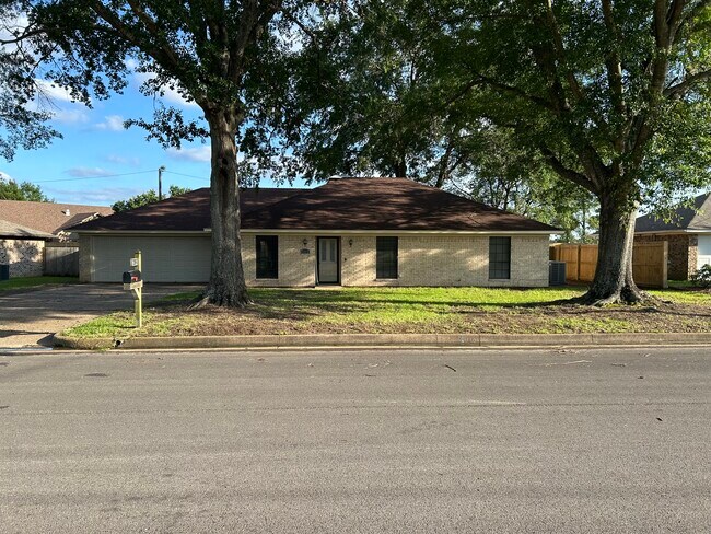 Building Photo - 1412 Woodbridge Dr