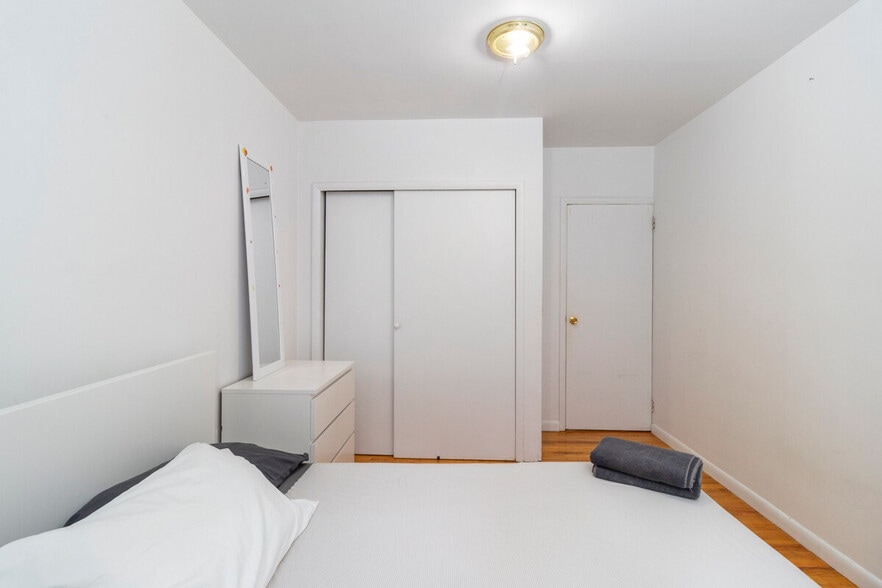 Building Photo - 320 E 93rd St