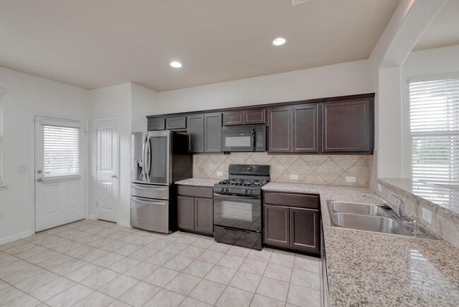 Building Photo - 2880 Donnell Dr