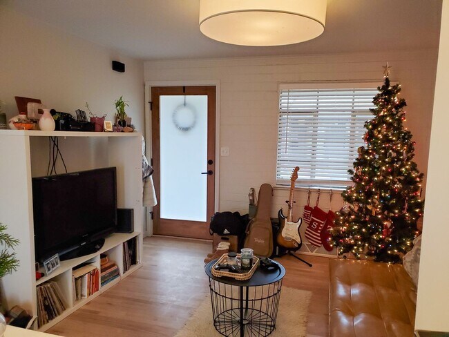 Interior Photo - Remington1705 (KC-DT)