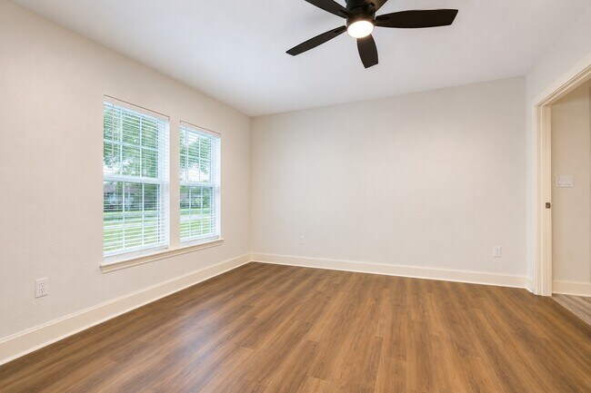 Building Photo - 1011 N Valderas St